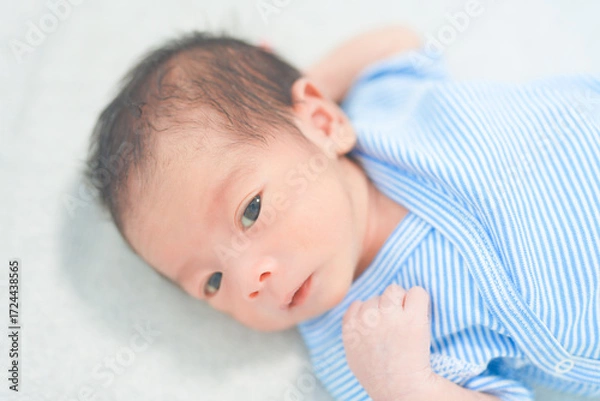 Fototapeta 新生児　0ヶ月の赤ちゃん　横顔