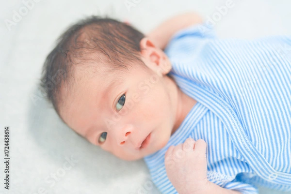 Fototapeta 新生児　0ヶ月の赤ちゃん　横顔