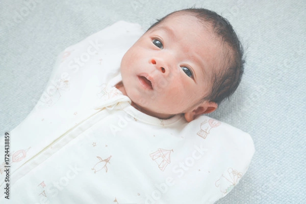 Fototapeta スワドルを着用した新生児0ヶ月の赤ちゃん　