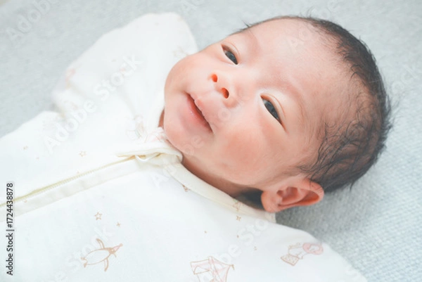Fototapeta スワドルを着用した新生児0ヶ月の赤ちゃん　