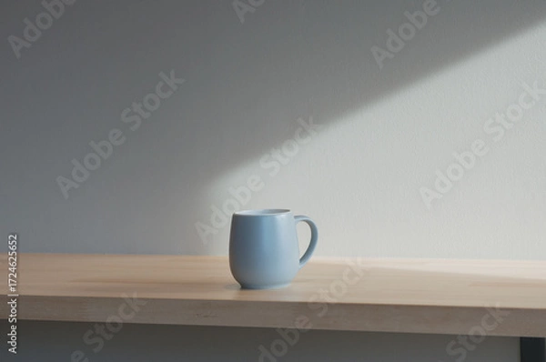 Fototapeta 木のテーブルに置かれたシンプルなマグカップ