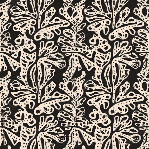 Fototapeta Seamless abstract pattern featuring organic, flowing shapes in beige on a black background, resembling stylized foliage.