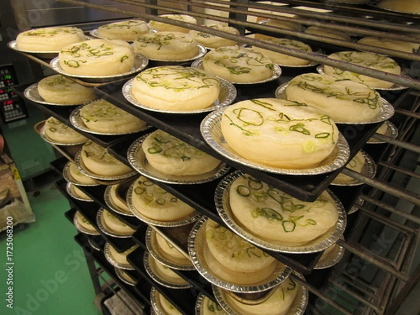 Fototapeta 日本の街のパン屋、ふっくらと焼き上がった美味しそうな白いパン