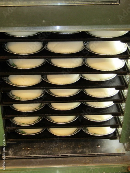 Fototapeta 日本の街のパン屋、ふっくらと焼き上がった美味しそうな白いパン