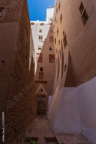 Fototapeta Inside of the Old Walled City of Shibam, known for its mudbrick-made high-rise buildings, a world heritage site in Yemen