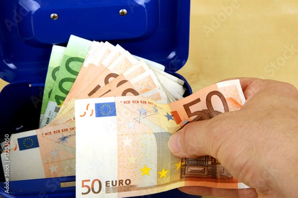 Obraz Geld wird aus einer Geldkassette genommen