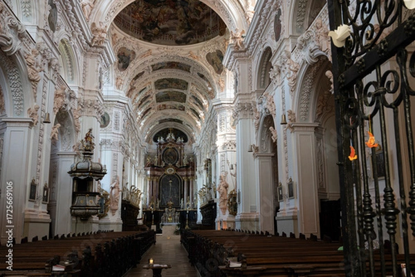 Fototapeta Blick in die imposante Stiftsbasilika in Waldsassen, welche ab  1682 erbaut wurde. Sie gehört zu den herausragenden Sehenswürdigkeiten in der Oberpfalz