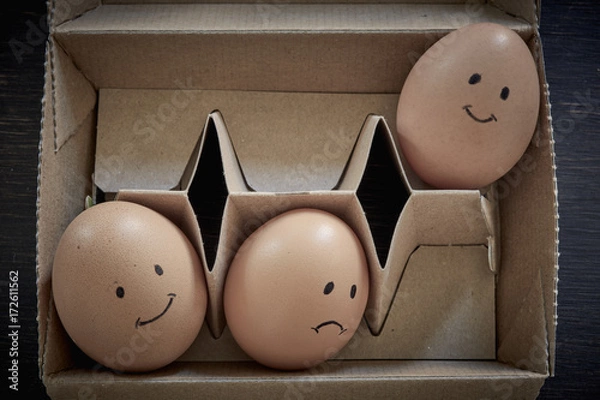 Obraz Drei Eier mit aufgemalten Gesichtern im Karton