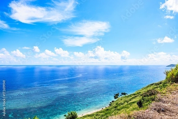 Fototapeta 青空と海が広がる宮古島 比嘉ロードパークの昼の風景