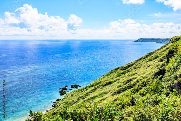 Fototapeta 青空と海が広がる宮古島 比嘉ロードパークの昼の風景