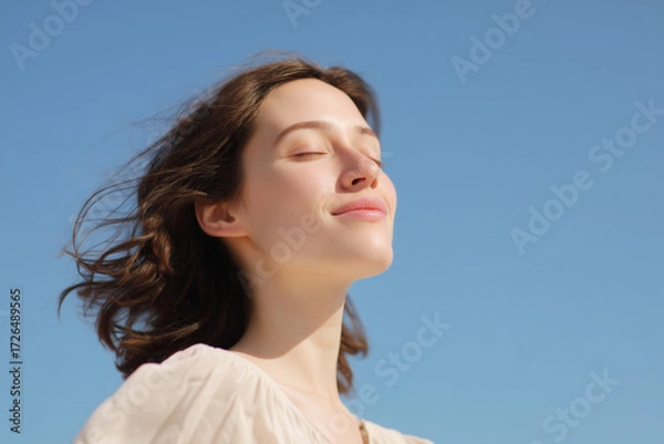 Fototapeta 푸른 하늘과 여성 모델