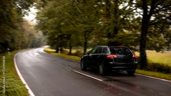 Obraz Ein Auto auf einer Herbststraße