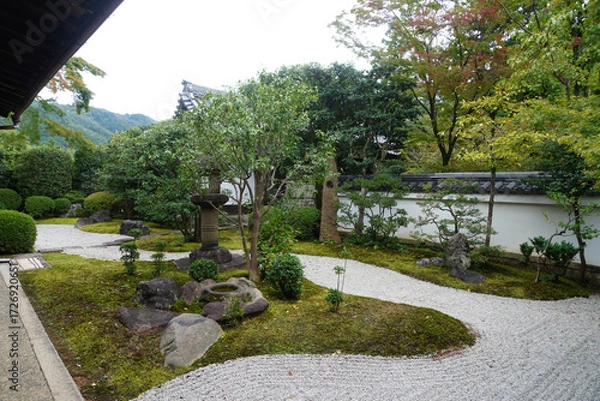 Fototapeta 木々の緑が美しい京都の寺院の境内の風景