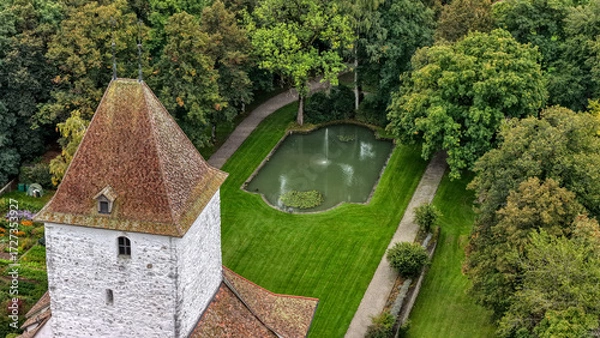 Obraz Ein Schloss in Schlosswil, Emmental, Kanton Bern, Schweiz an einem verregneten Tag im September 2025 