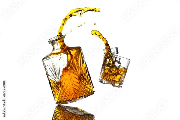 Obraz Butelka na alkohol i szklanka w powietrzu