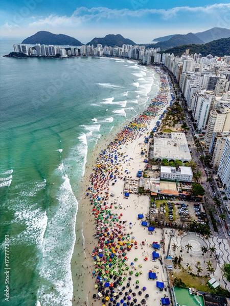 Fototapeta Vista aérea de dia ensolarado com muitos turistas na Praia de Pitangueiras no litoral paulista, Guarujá. 
