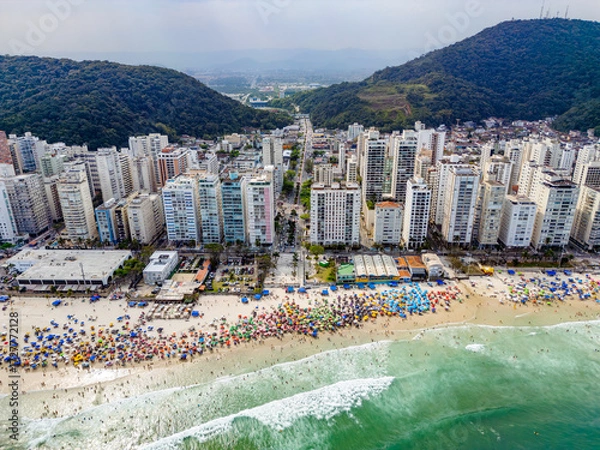 Fototapeta Vista aérea de dia ensolarado com muitos turistas na Praia de Pitangueiras no litoral paulista, Guarujá. 