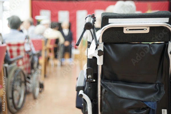 Fototapeta 老人ホーム施設でのお祝いイベント