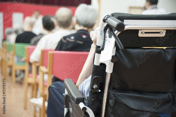 Fototapeta 老人ホーム施設でのお祝いイベント