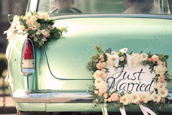 Obraz Piękny samochód do ślubu z tablicą JUST MARRIED