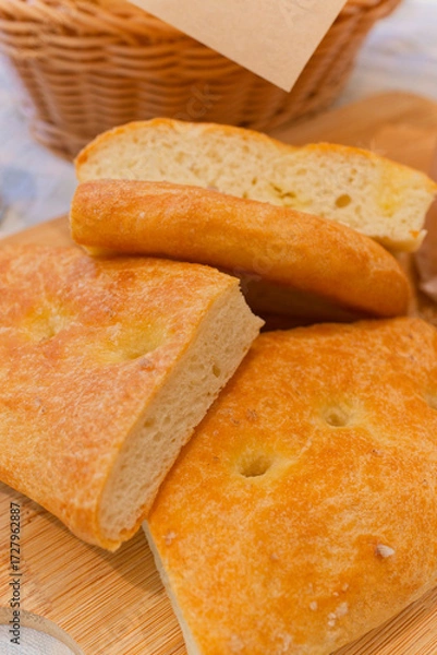 Fototapeta バスケットに並ぶシンプルな塩パン