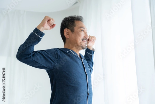 Obraz 寝室で起きるミドルの男性