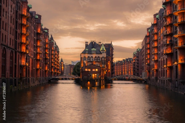 Obraz Hamburger Wasserschloss in der Speicherstadt an einem bewölkten Abend, Hamburg, Deutschland