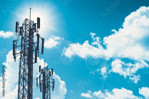 Obraz wieża komunikacyjna lub sylwetka telefonu komórkowego sieci 3G 4G na błękitnym niebie i miejsca na tekst