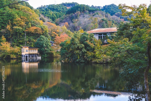 Fototapeta 紅葉シーズンの鎌北湖と廃墟