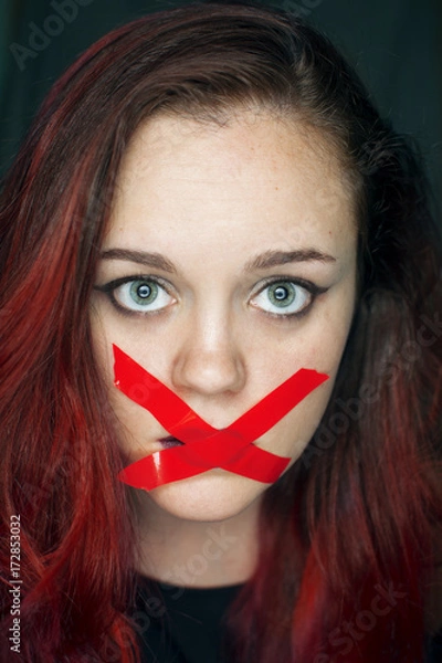 Obraz chica con boca tapada 