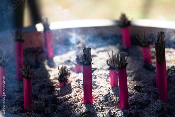 Fototapeta お寺の常香炉に立てられた沢山の線香束