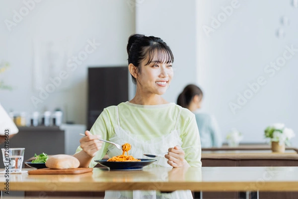 Fototapeta カフェでランチをする若い女性