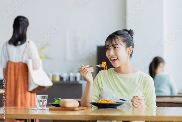 Fototapeta カフェでランチをする若い女性