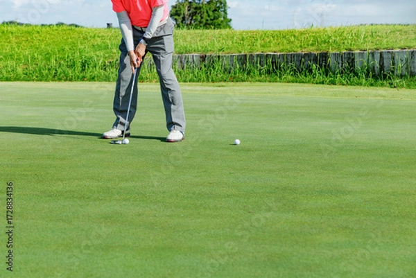 Obraz 新緑が綺麗なゴルフ場のグリーンとボール