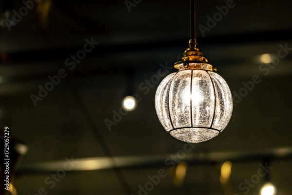 Obraz アンティーク調のペンダントライトが夜の部屋で光っている
