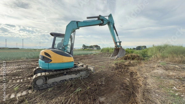 Fototapeta 放置農地の畑をユンボで整備