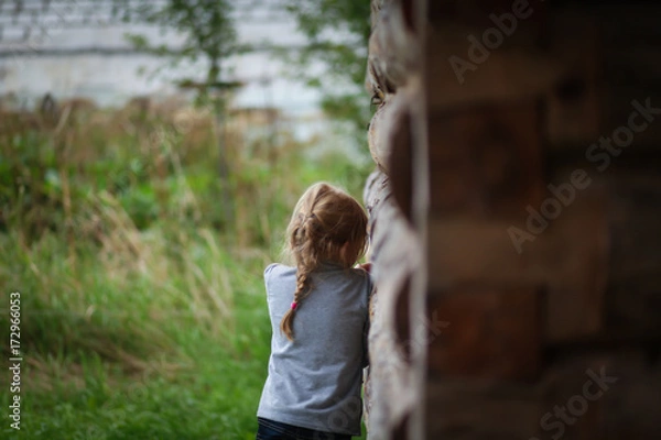 Obraz Девочка с рыжими волосами обиделась, отвернулась и плачет 