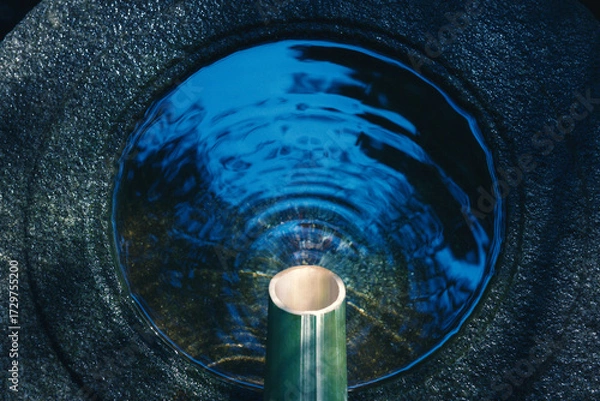 Obraz 水の流れと波紋と水面、日本庭園の手水舎