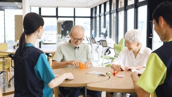 Obraz 介護施設で折り紙を折るアジア人高齢者