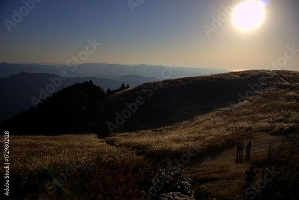 Obraz 夕焼け前の生石高原と輝く太陽