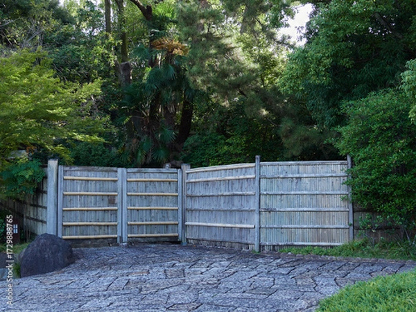 Fototapeta 夏の徳川園の園内の柵と森の風景