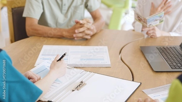 Obraz 介護施設の説明をするアジア人介護士