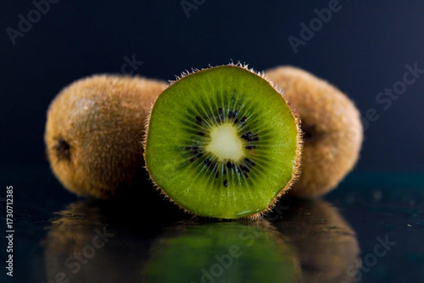Obraz kiwi in water