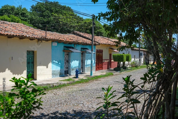 Fototapeta Suchitoto, El Salvador - August 28, 2025: Views of a street in Suchitoto in the department of Cuscatlan, El Salvador.