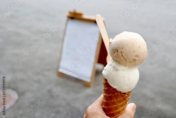 Fototapeta コーンのダブルアイスクリームとコピースペース