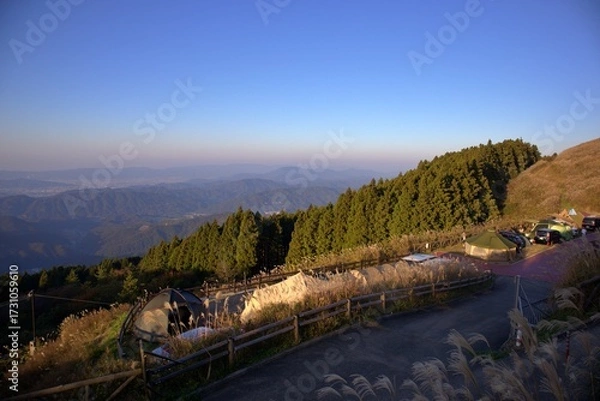 Obraz 朝焼け前の生石高原と街並み