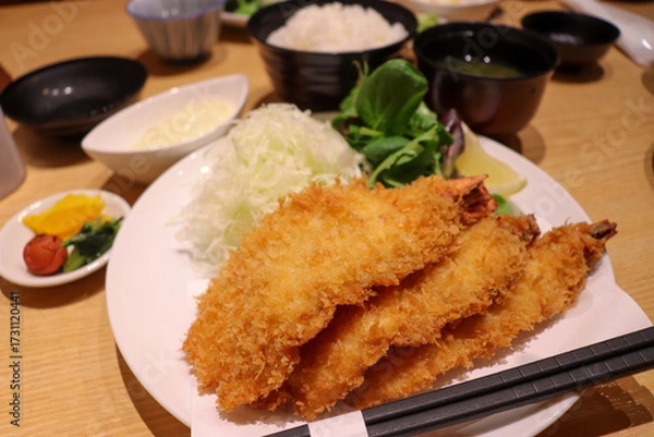 Obraz 港町の定食屋のランチ、エビフライ
