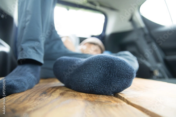 Obraz 車中泊をする男性