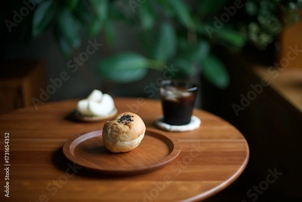 Obraz 朝ごはんあんぱんとアイスコーヒーと梨