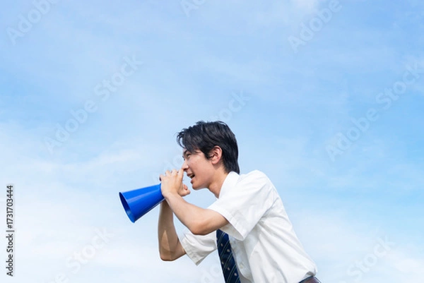 Fototapeta 青空をバックに応援する高校生